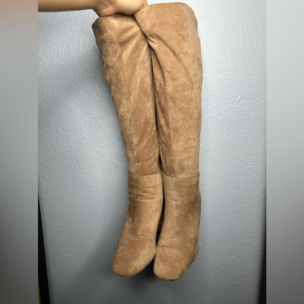 Tan boots size 6 from the brand Yo/Ki *wear and tear only on the bottom*